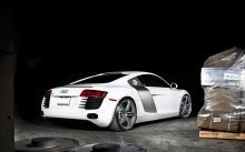 Белый Audi R8 в темном складе